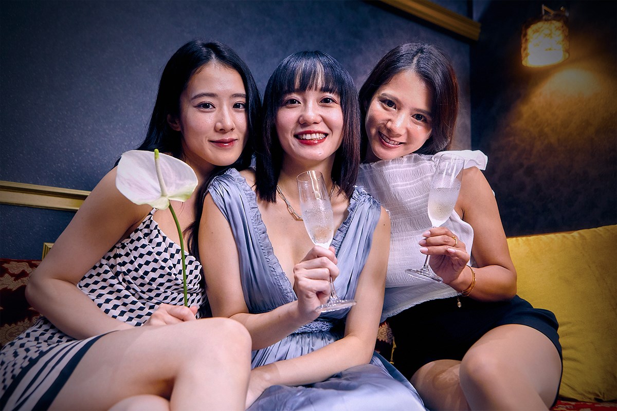 港 区 女子