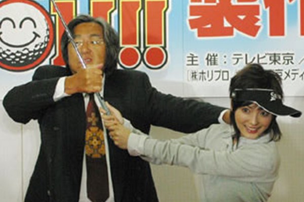 2004年にテレビ番組発表会見に出席した坂田信弘氏