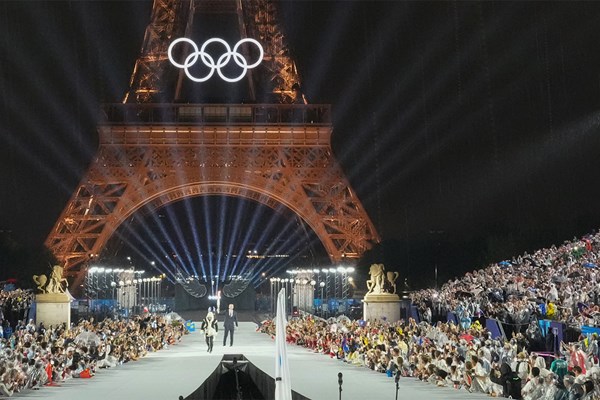 2024年 パリ五輪 事前 開会式で聖火を手にするジネディーヌ・ジダンさん（中央、AFP=時事、代表撮影）