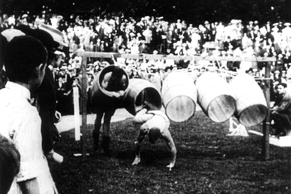 120年前のセントルイス五輪で行われた「バレルジャンピング」という種目(ullstein bild/ullstein bild via Getty Images)