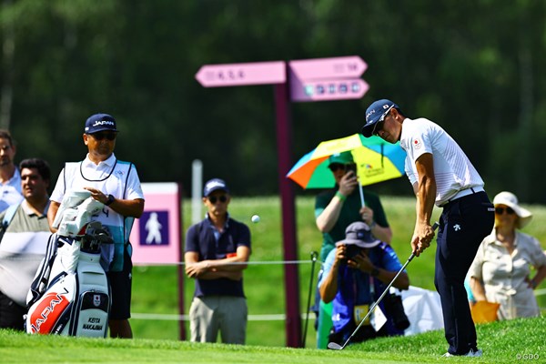 2024年 パリ五輪 初日 中島啓太 アプローチショットを放つ