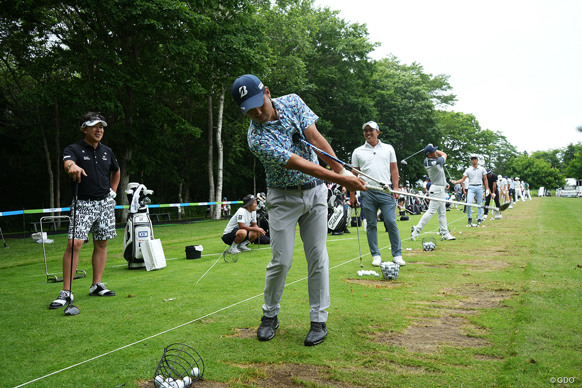 ロックマンで練習する中島徹。後ろの堀川未来夢も興味津々だ