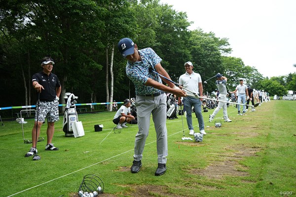 上井邦浩 ロックマンで練習する中島徹。後ろの堀川未来夢も興味津々だ