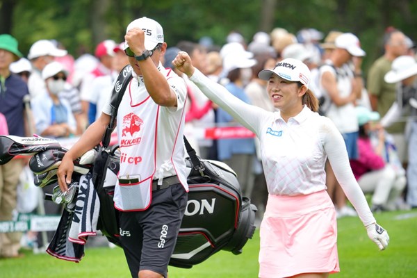 2024年 北海道meijiカップ 2日目 内田ことこ ガッツポーズ(Yoshimasa Nakano/Getty Images)