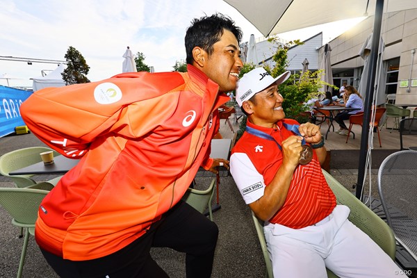 2024年 パリ五輪 最終日 松山英樹 丸山茂樹 丸山茂樹監督（右）は松山英樹の銅メダルを首にかけてニッコリ