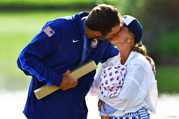 2024年 パリ五輪 最終日 スコッティ・シェフラー 長男を抱くメレディス夫人と喜びを分かち合う