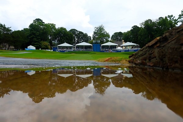 開催コースには開幕前日から水たまりができた(David Jensen/Getty Images)