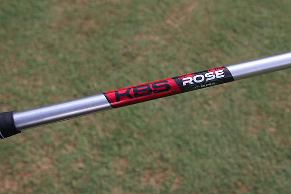 シャフトには「ROSE」のステッカー (Courtesy GolfWRX)