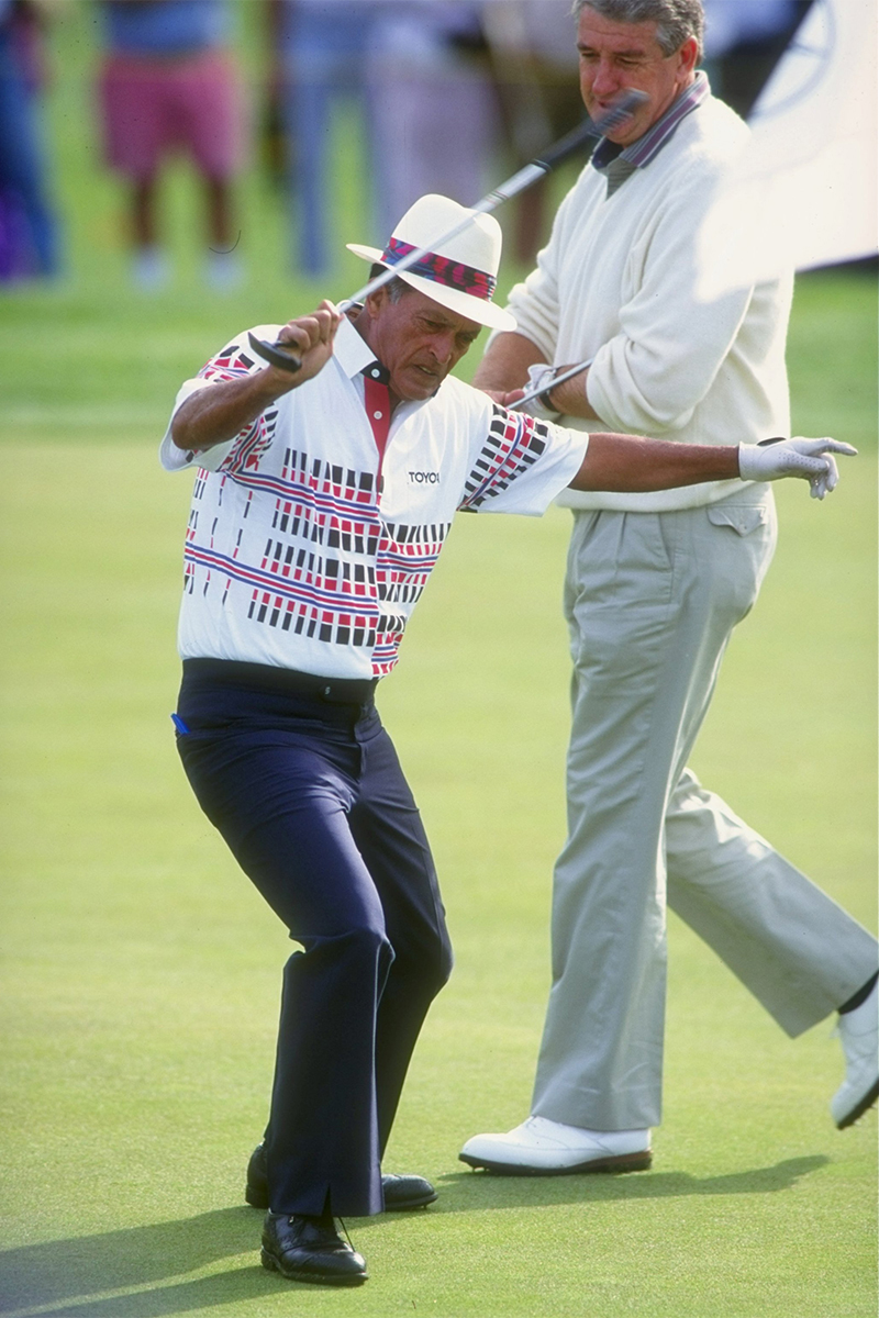 グリーン上で踊るチチ・ロドリゲスさん※写真は1994年メルセデス選手権（Getty Images）