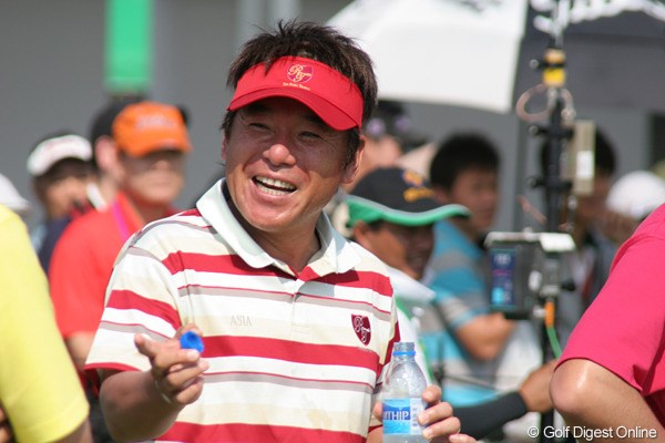 2011年 「ザ・ロイヤルトロフィ」 尾崎直道 2日目のマッチプレーで全勝し笑顔のアジア選抜、尾崎直道キャプテン