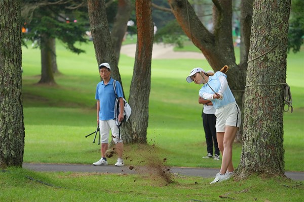 2024年 NEC軽井沢72ゴルフトーナメント 初日 山路晶 トラブルショット（Yoshimasa Nakano/Getty Images）