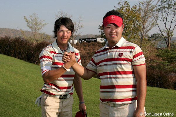 2011年 「ザ・ロイヤルトロフィ」 石川遼 マナッセロ組に連勝し薗田（右）とガッチリ握手をかわす石川