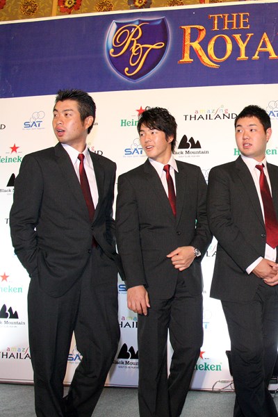 「ザ・ロイヤルトロフィ」の公式会見では、全員お揃いのスーツで登場。池田勇太もシングルボタンのノーマルスーツで揃えた、貴重なワンカット！？