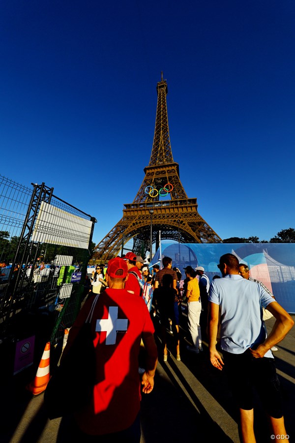 2024年 パリ五輪 事前 エッフェル塔 エッフェル塔周辺は規制が厳しく“歩道”も渋滞