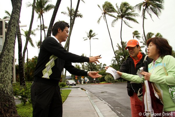 2011年 ソニーオープンinハワイ 事前 今田竜二 ギャラリーからのサインの申し出に笑顔で応える今田竜二