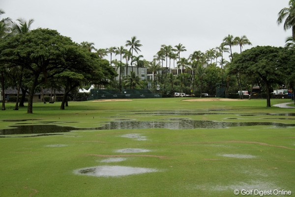 2011年 ソニーオープン・イン・ハワイ初日 9番ホールのセカンド地点。大雨の影響でフェアウェイに水たまりができてしまい、大会は中止に