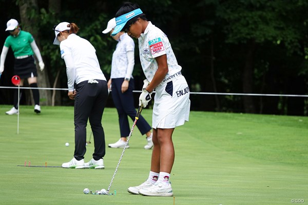 2024年 ニトリレディスゴルフトーナメント 事前 須藤弥勒 パッティングを入念にチェック