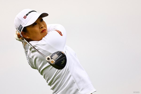 西郷真央が首位と2打差の4位で発進した