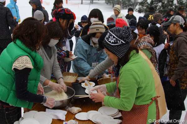 2011年 クロスカントリー合宿 石川遼 地元の方々や父兄の方々が、きな粉餅と大根おろしのからみ餅を準備してくれた