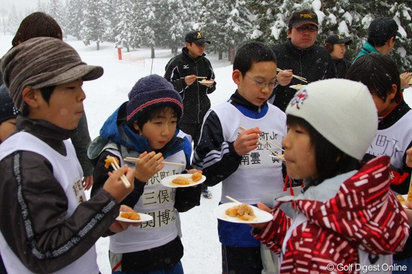 2011年 クロスカントリー合宿 石川遼 子供も大人もつきたてのお餅を美味しそうにいただきました