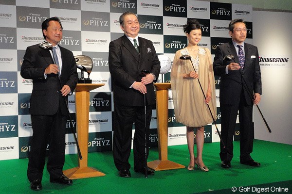 ブリヂストンスポーツ ツアーステージ PHYZ（ファイズ）記者発表会 記者発表には倉本昌弘をはじめ、弘兼憲史、菊川玲も出席した