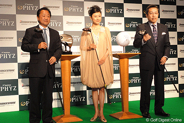 レギュラーツアー最年長優勝記録を狙う倉本（左）は、タレントの菊川怜（中）、漫画家の弘兼憲史とブリヂストンスポーツの新ブランドをアピール