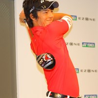 新しいドライバー「EZONE」を手に、スイングを披露した石川遼 2011年 ヨネックス新製品発表会 石川遼 