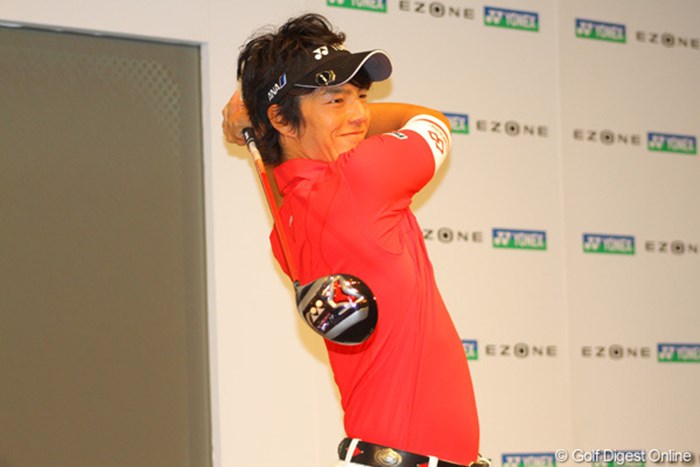 新しいドライバー「EZONE」を手に、スイングを披露した石川遼 2011年 ヨネックス新製品発表会 石川遼 