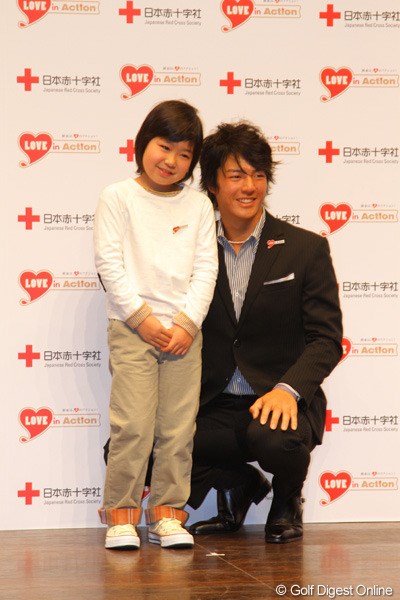 2011年 献血知識の啓蒙と活動をPR！ 石川遼 石川とキャンペーンCMで共演している峰山真彩ちゃん（8歳）