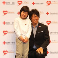 石川とキャンペーンCMで共演している峰山真彩ちゃん（8歳） 2011年 献血知識の啓蒙と活動をPR！ 石川遼