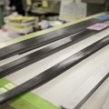 プリプレグからシャフト用の部品（画像の黒いシート）を切り出し成型していく（撮影：落合隆仁）