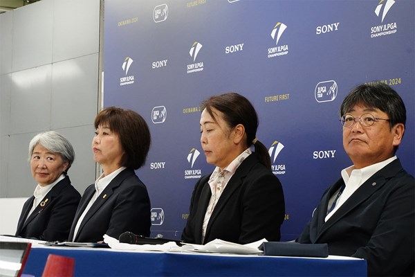 2024年 ソニー日本女子プロゴルフ選手権大会 事前 日本女子プロゴルフ協会 今年から芝管理の専門家として契約を結んだ明石良氏(一番右)も開幕前日の記者会見に出席した