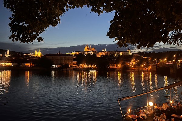 2024年 オメガ ヨーロピアンマスターズ 事前 チェコの夜景 湖側から撮影。中央に見えるのがプラハ城