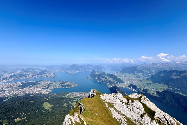 2024年 オメガ ヨーロピアンマスターズ 事前 スイスの絶景 雲ひとつない空。ピラトゥス山の山頂から撮影