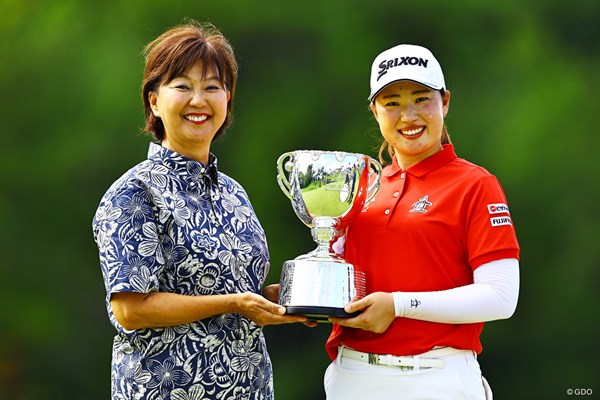 2024年 ソニー日本女子プロゴルフ選手権大会 最終日 小林浩美 竹田麗央 小林浩美会長と記念撮影