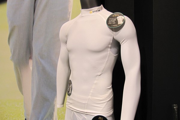 業界トピックス スキンズがゴルフ専用アンダーウエア「G400」を発表 NO.2 肩甲骨と脇腹に独自繊維「メモリーMX」を採用したロングスリーブトップ