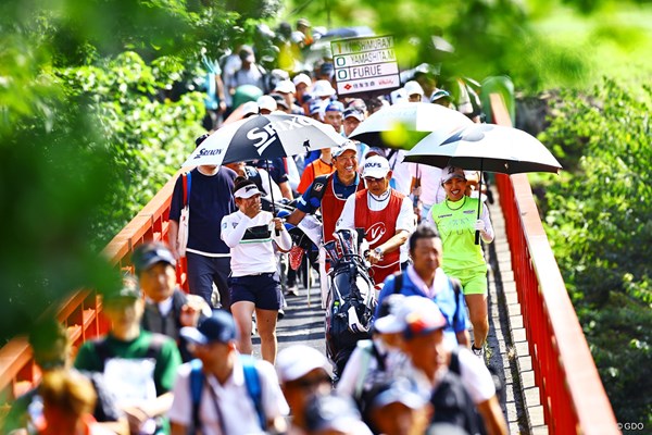 2024年 住友生命Vitalityレディス 東海クラシック 初日 山下美夢有 関西ジュニアの1年先輩、古江彩佳と談笑しながら