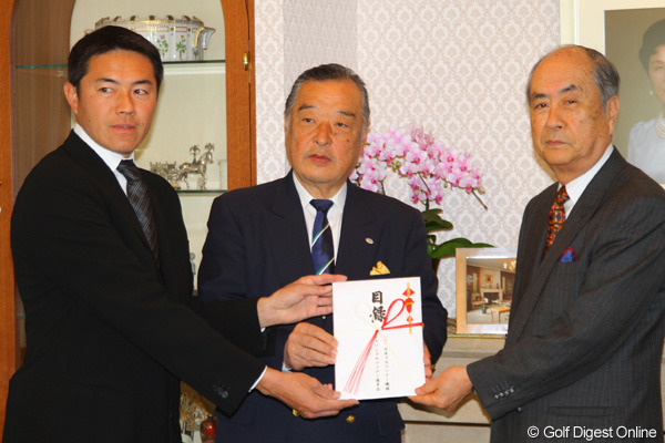 JGTOと選手会が、「高松宮妃癌研究基金」へ100万円を寄贈