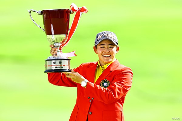 岩井明愛が4打差逆転で30年ぶり大会連覇