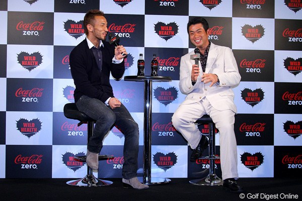 2011年 Coca-Cola Zero 3D CHALLENGER'S SUMMIT 池田勇太＆中田英寿氏 トークショーを行った池田勇太と元サッカー日本代表の中田英寿氏。会話も弾み、笑顔が絶えないイベントとなった