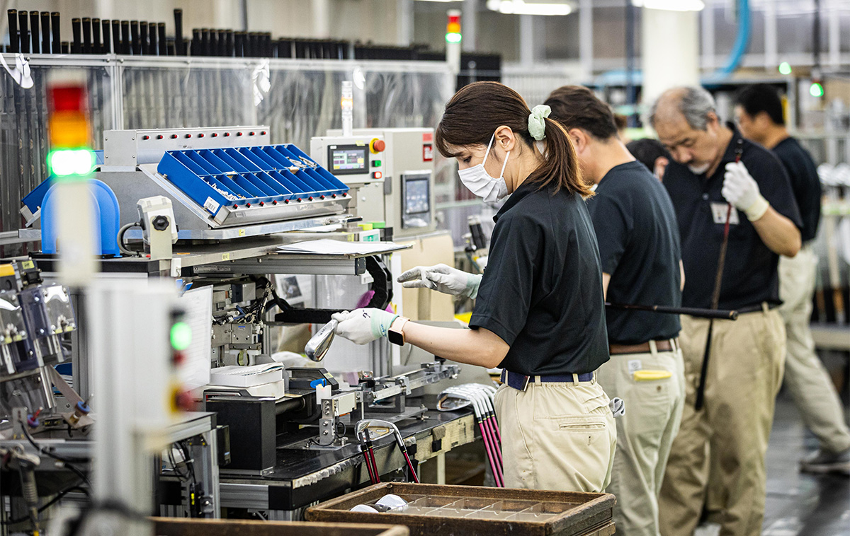 2024年 本間ゴルフ特集 アイアンの組み立て工程（撮影：角田慎太郎）