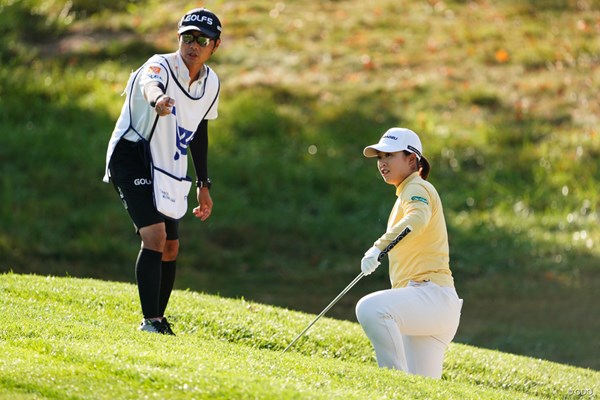 2024年 クローガー・クイーンシティ選手権 初日 西郷真央 14番はバンカー縁の難しいライだった