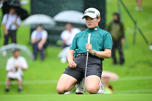 2024年 ミヤギテレビ杯ダンロップ女子オープン 初日 岩井明愛 一打に集中(Atsushi Tomura/Getty Images)