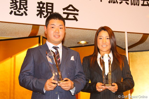 2010年度のGTPAルーキー・オブ・ザ・イヤーに輝いた薗田峻輔と藤本麻子