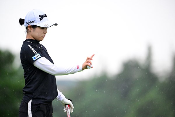 2024年 ミヤギテレビ杯ダンロップ女子オープン 初日 尾関彩美悠 しーっ(Atsushi Tomura/Getty Images)