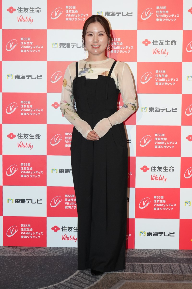 2024年 住友生命Vitalityレディス 東海クラシック 事前 西村優菜 シックなロングドレス姿の西村優菜