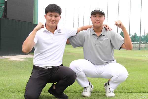 地元でツアーデビュー戦を迎える松山茉生（右）。兄の怜生さん（左）に初めてバッグを預ける