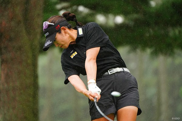 2024年 日本女子オープンゴルフ選手権 事前 原英莉花 雨の中で上がりホールをチェック