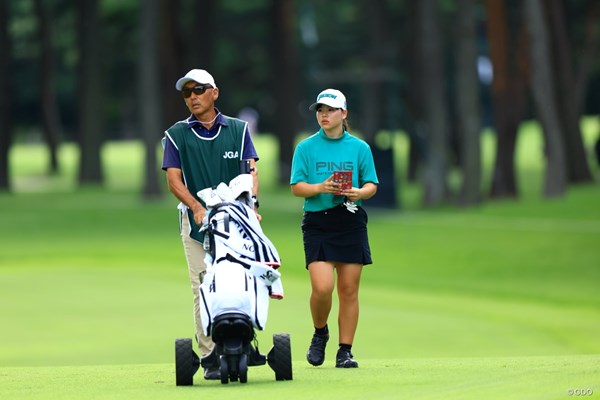 2024年 日本女子オープンゴルフ選手権 初日 新垣くらら 父がキャディを務める。「優勝争いしたら母と弟も来てくれるみたい（笑）」