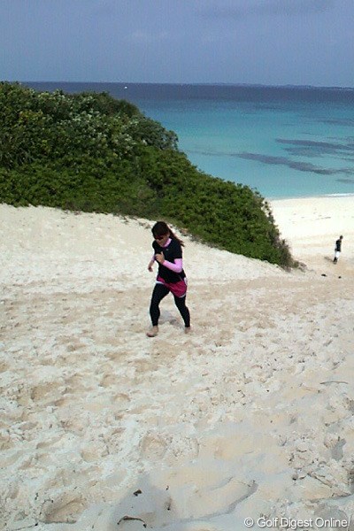 砂浜でトレーニングを行う有村智恵